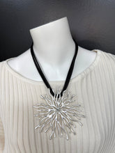 Load image into Gallery viewer, Short Black Strand Necklace