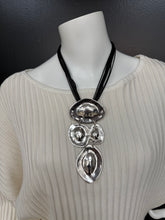 Load image into Gallery viewer, Short Black Strand Necklace