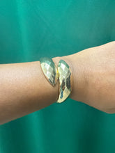 Load image into Gallery viewer, Gold bracelets